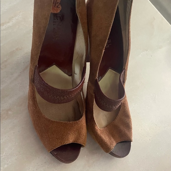 Michael Kors tan & brown wedge shoe - Picture 3 of 5